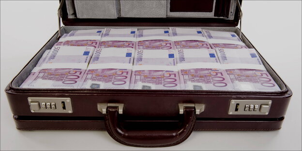 ein mit 500-Euro-Bündeln gefüllter Koffer