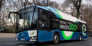 Blauer Elektrobus der Firma Solaris