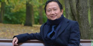 Trinh Xuan Thanh sitzt auf einer Parkbank