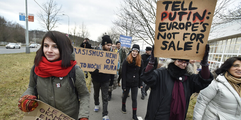 Demonstration gegen eine Konferenz europäischer Rechtspopulisten am Samstag in Prag