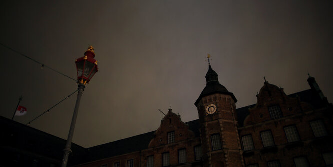 Das dunkle Düsseldorfer Rathaus