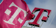 Das Telekom-Logo weht auf einer Fahne