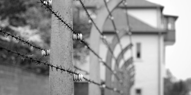 Schwarz-Weiß-Bild eines Zauns des ehemaligen Konzentrationslagers Sachsenhausen