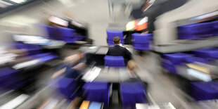 Verschwommener Blick auf die Sitze im deutschen Bundestag