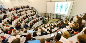 Ein gut gefüllter Anatomie-Hörsaal der Medizinischen Fakultät an der Martin-Luther-Universität Halle-Wittenberg