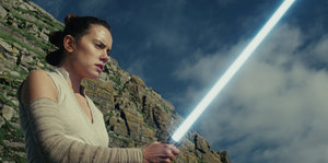 Daisy Ridley als Rey mit Lasersäbel