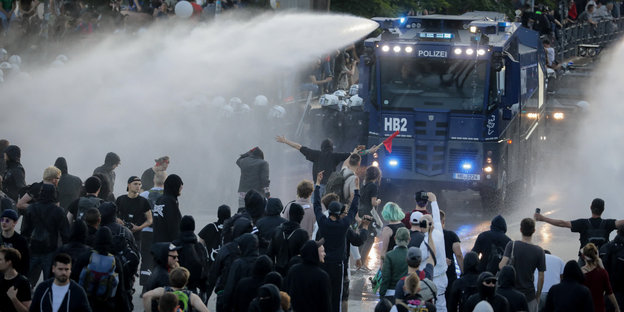Wasserwerfer der Polizei sind auf Demonstranten gesetzt
