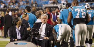 Jerry Richardson im Club-Car auf dem Spielfeld