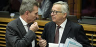 Zwei Männer sprechen miteinander, es sind Jean-Claude Juncker und Günther Oettinger
