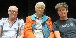 Drei Männer, darunter Gerhard Polt