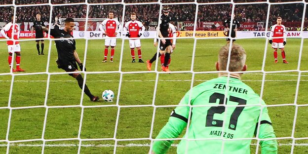 Dennis Aogo, VfB Stuttgart, beim Elfmeterschießen; im Tor steht Robin Zentner, 1. FSV Mainz 05,