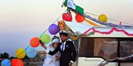 Irakisches Brautpaar auf einem Boot mit Luftballons
