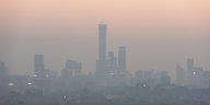 Stadtsilhouette Pekings im Smog