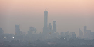 Stadtsilhouette Pekings im Smog