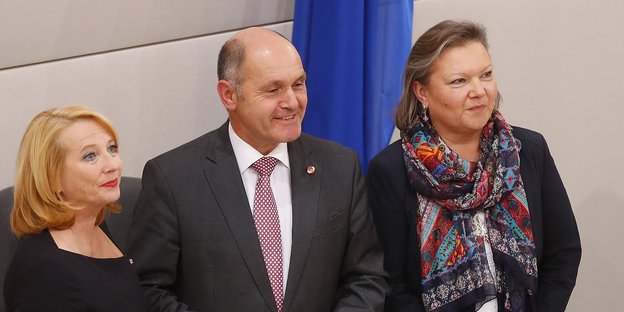 Zwei Frauen und ein Mann stehen im Wiener Parlament