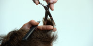 Haareschneiden mit der Schere