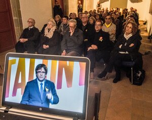 Menschen sitzen auf Stühen und gucken auf eine Videoübertragung Menschen sitzen auf Stühen und gucken auf eine Videoübertragung
