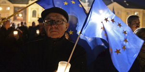 Polnischer Demonstrant mit EU-Flagge in der Hand