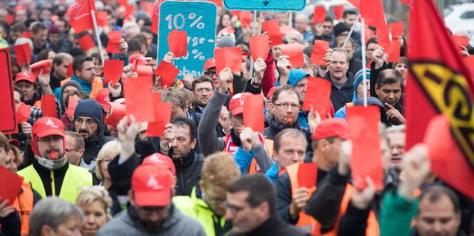 Demonstration mit IG-Metall-Fahnen