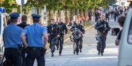 Polizisten stürmen in Jena auf Demonstranten zu, die im August 2016 gegen Rechte demonstrieren
