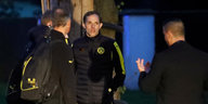 Der frühere BVB-Trainer Thomas Tuchel und Sicherheitsleute stehen nach dem Anschlag ratlos vor dem Bus von Borussia Dortmund