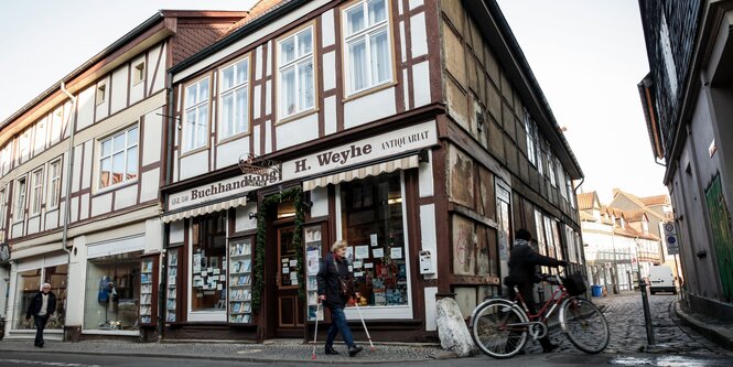 Ein Eckhaus im Fachwerkstil, im Erdgeschoss ist die Buchhandlung von H. Weyhe