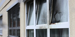 Blick auf ein beschädigtes Fenster einer Flüchtlingsunterkunft in Jüterborg