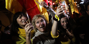 Menschen mit Katalonienflagge und Sektgläsern