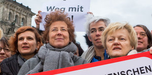 Die Ärztin Kristina Hänel demonstriert mit weiteren Unterstützern und Politikern vor dem Reichstag in Berlin