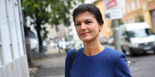 Sahra Wagenknecht läuft lächelnd