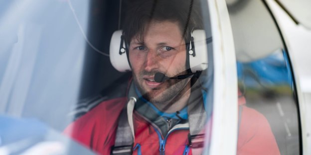 Ruben Neugenauer im Cockpit eines Flugzeuges