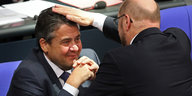 Sigmar Gabriel sitzt lächeln, Martin Schulz legt im die Hand auf den Kopf