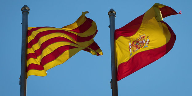 Katalonische und spanische Fahne