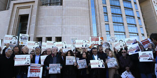 Demonstranten mit Plakaten