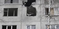 Zerschossen Fassade eines Hause im Ort Jasynuwata in der Ostukraine