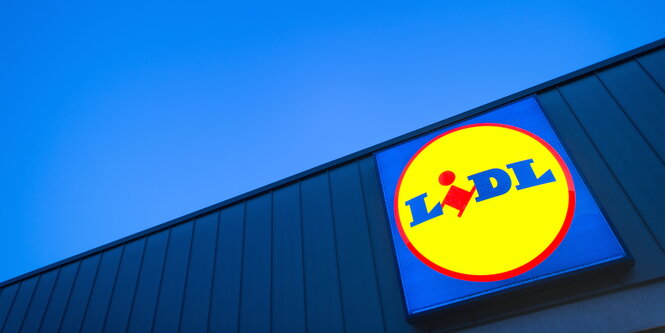 ein Lidl-Schild auf dem Dach eines Supermaktes