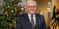 Frank-Walter Steinmeier vor einem Weihnachtsbaum