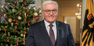 Frank-Walter Steinmeier vor einem Weihnachtsbaum