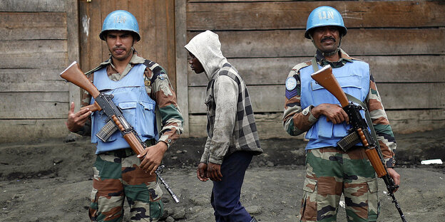 Zwei Soldaten der UN-Friedenstruppe bewachen in Goma (Kongo) eine Straße