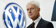 Ein Mann vor dem VW-Logo
