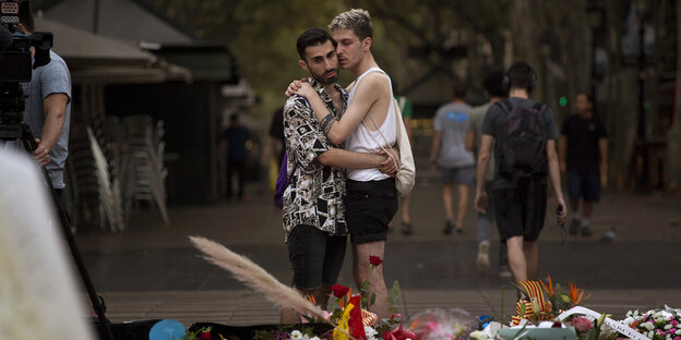 Zwei Männer umarmen sich und trauen nach dem Terroranschlaf im Barcelona