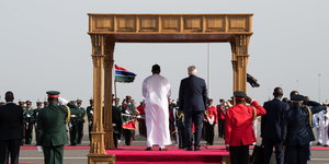 Frank-Walter Steinmeier steht neben Adama Barrow unter einem goldenen Baldachin