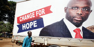 Wahlplakat mit Konterfei von George Weah. Darauf steht: „Change for Hope“