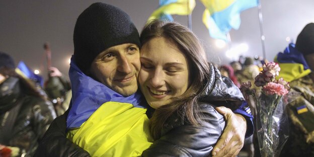 Freigelassener ukrainischer Soldat umarmt Frau