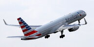 Ein Flugzeug von American Airlines steigt in den Himmel