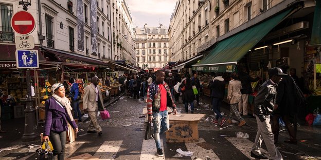 ein Markt auf einer Straße in Paris