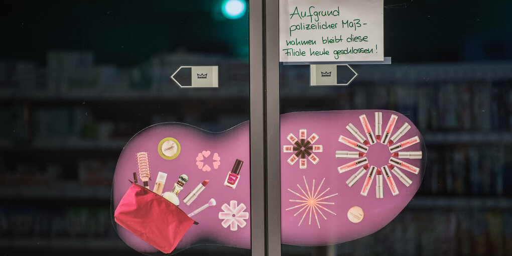 Die geschlossene Eingangstür eines Supermarkts, an der ein Zettel mit der Aufschrift "Aufgrund polizeilicher Maßnahmen bleibt diese Filiale heute geschlossen".