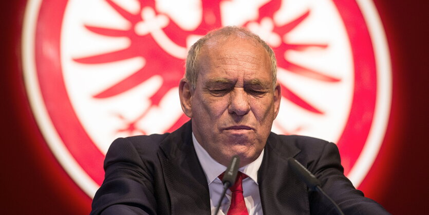 Peter Fischer, Präsident von Eintracht Frankfurt, vor dem Emblem des Vereins