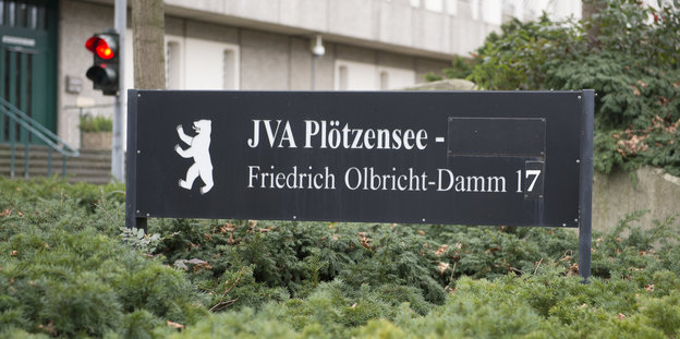 Das Eingangsschild der Justizvollzugsanstalt Plötzensee in Berlin am 28.12.2017