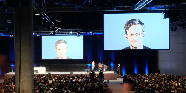 Edward Snowden spricht auf einer Videowand beim 34. Chaos Communication Congress in Leipzig